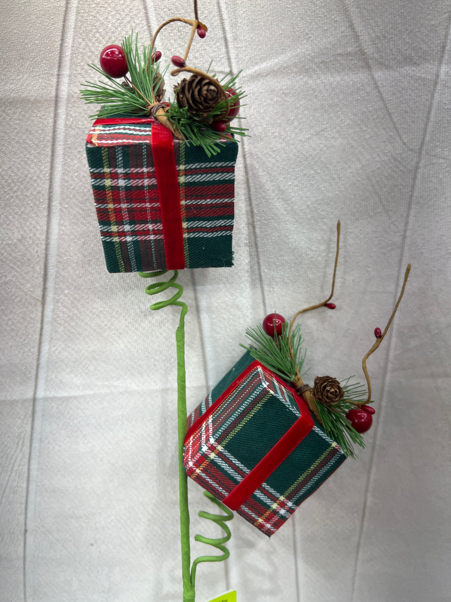 Plaid Gift Box Spray 85941RWG