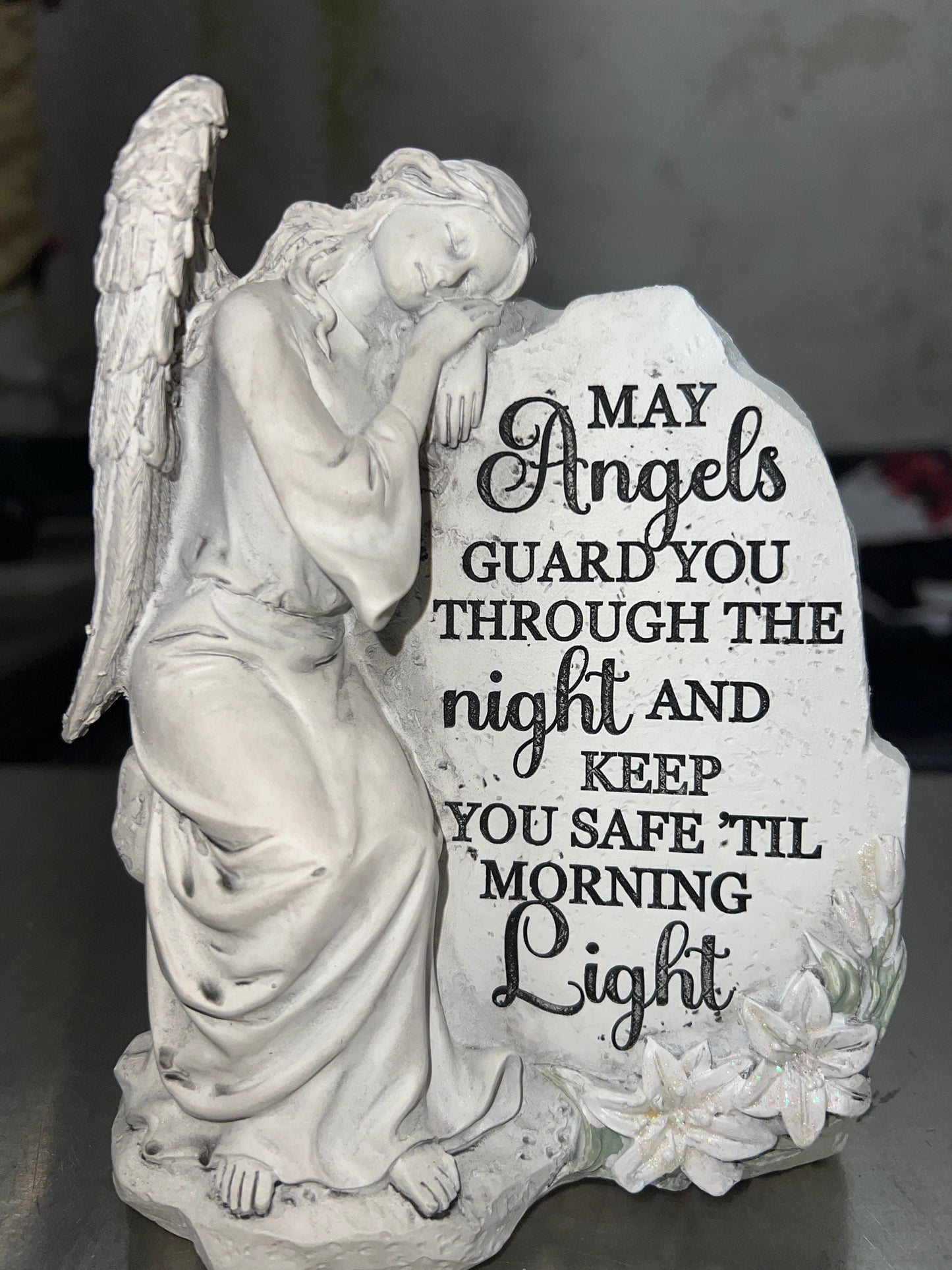 ANGEL W/LILIES STATUETTE AK007931