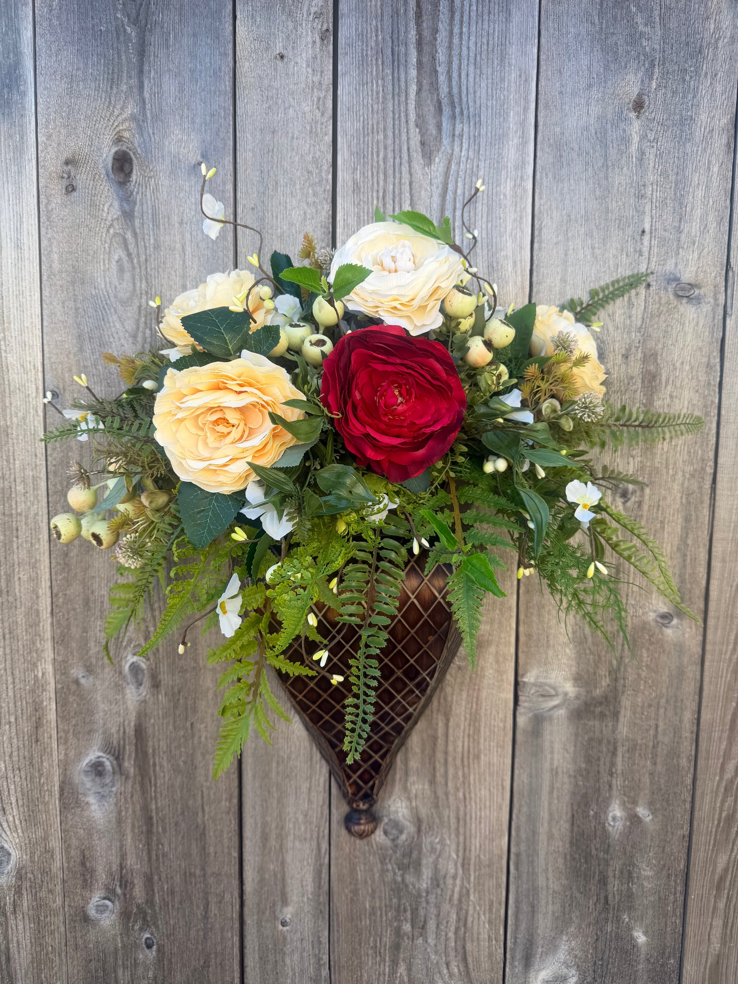 RED AND CREAM WALL HANGER KIT