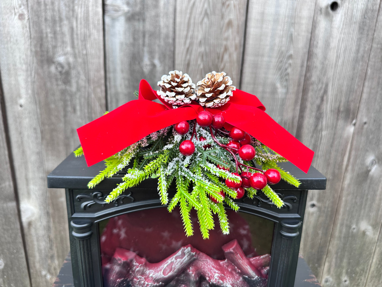 LIGHTED FIRE GLOW FIREPLACE WITH FLORAL ACCENT 2659110