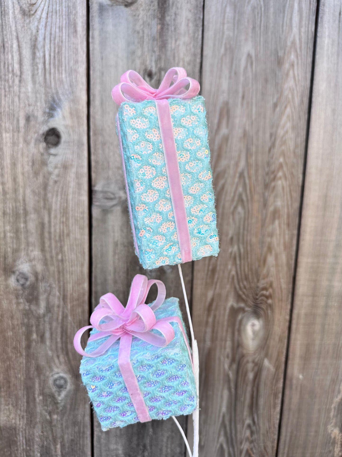 SEQUIN CONFECTION GIFT BOX SPRAY DCSP5018
