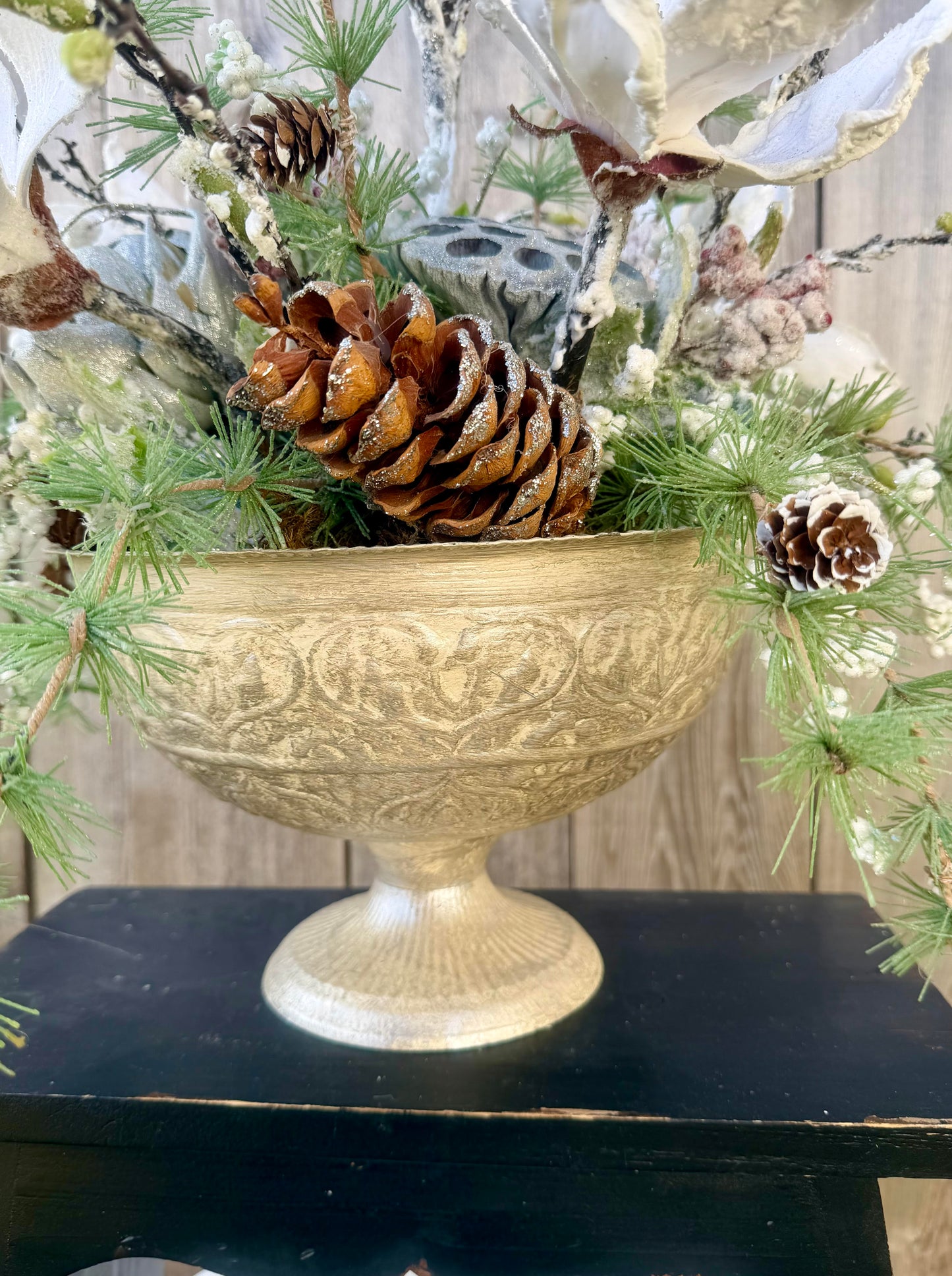 FROSTED MAGNOLIA CENTERPIECE