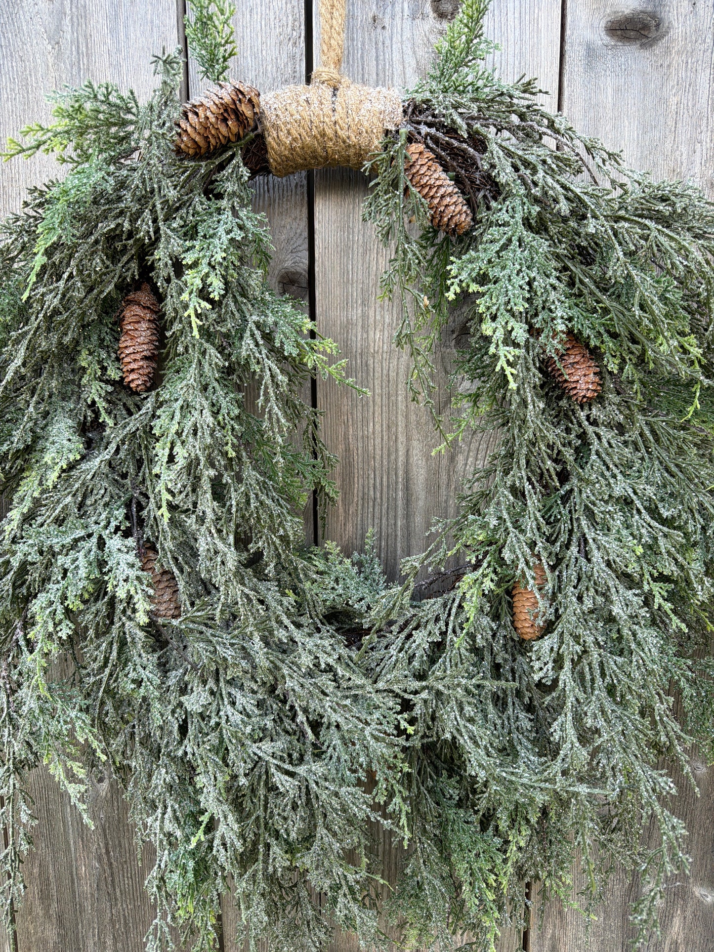 28" Silver Thread Cedar Wreath      XND2242