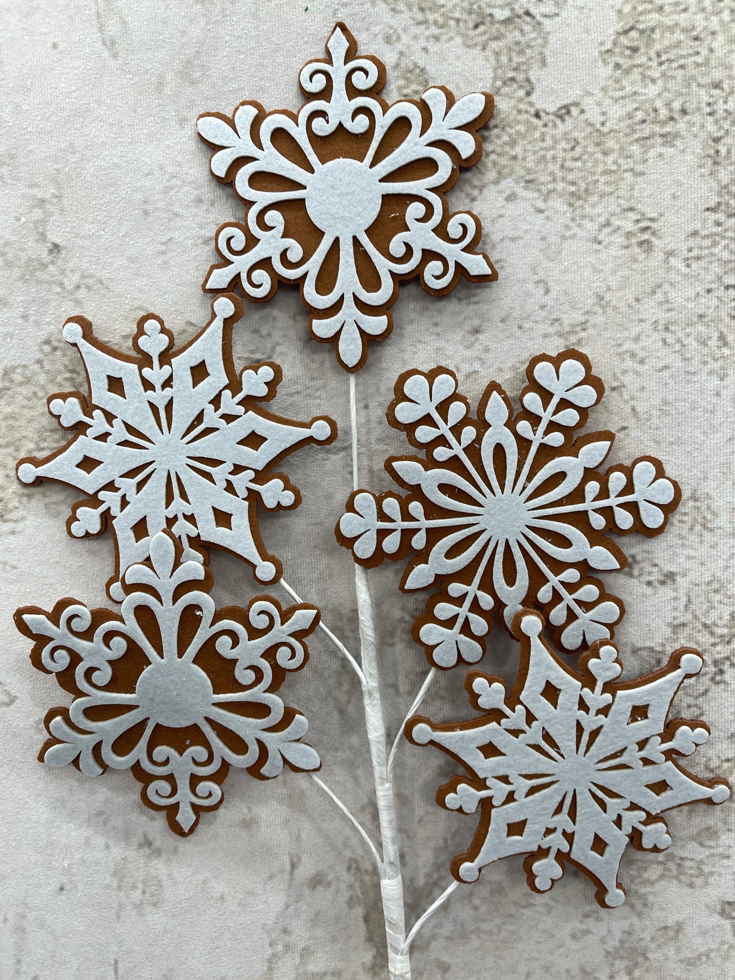 FELT GINGERBREAD SNOWFLAKE SPRAY  XS1157