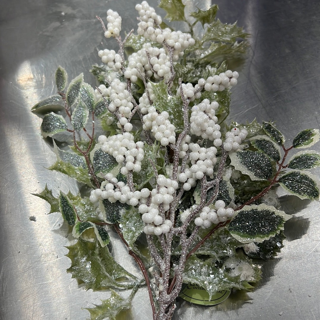 FROSTED BERRY HOLLY LEAF SPRAY   MTX67365