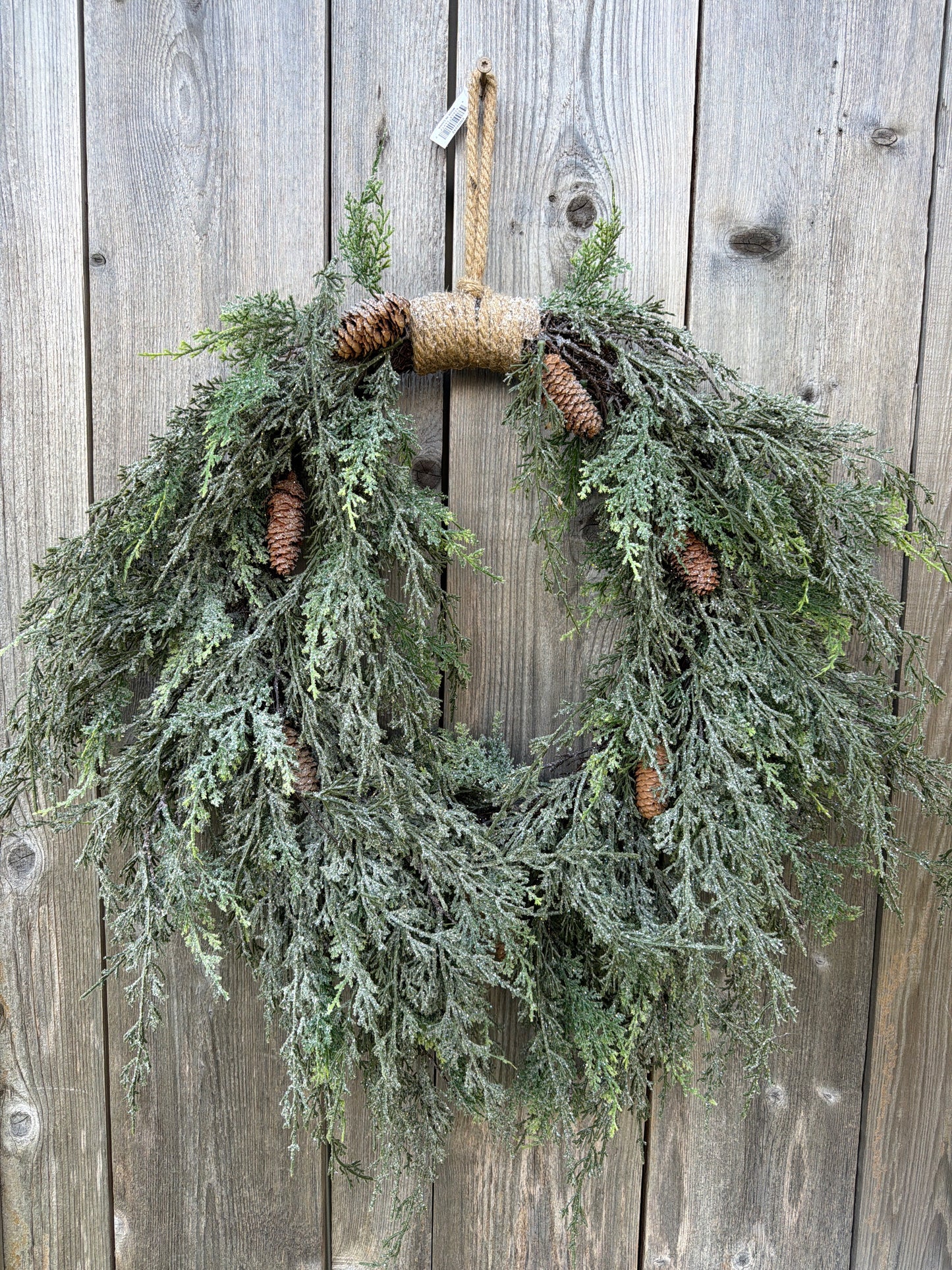 28" Silver Thread Cedar Wreath      XND2242