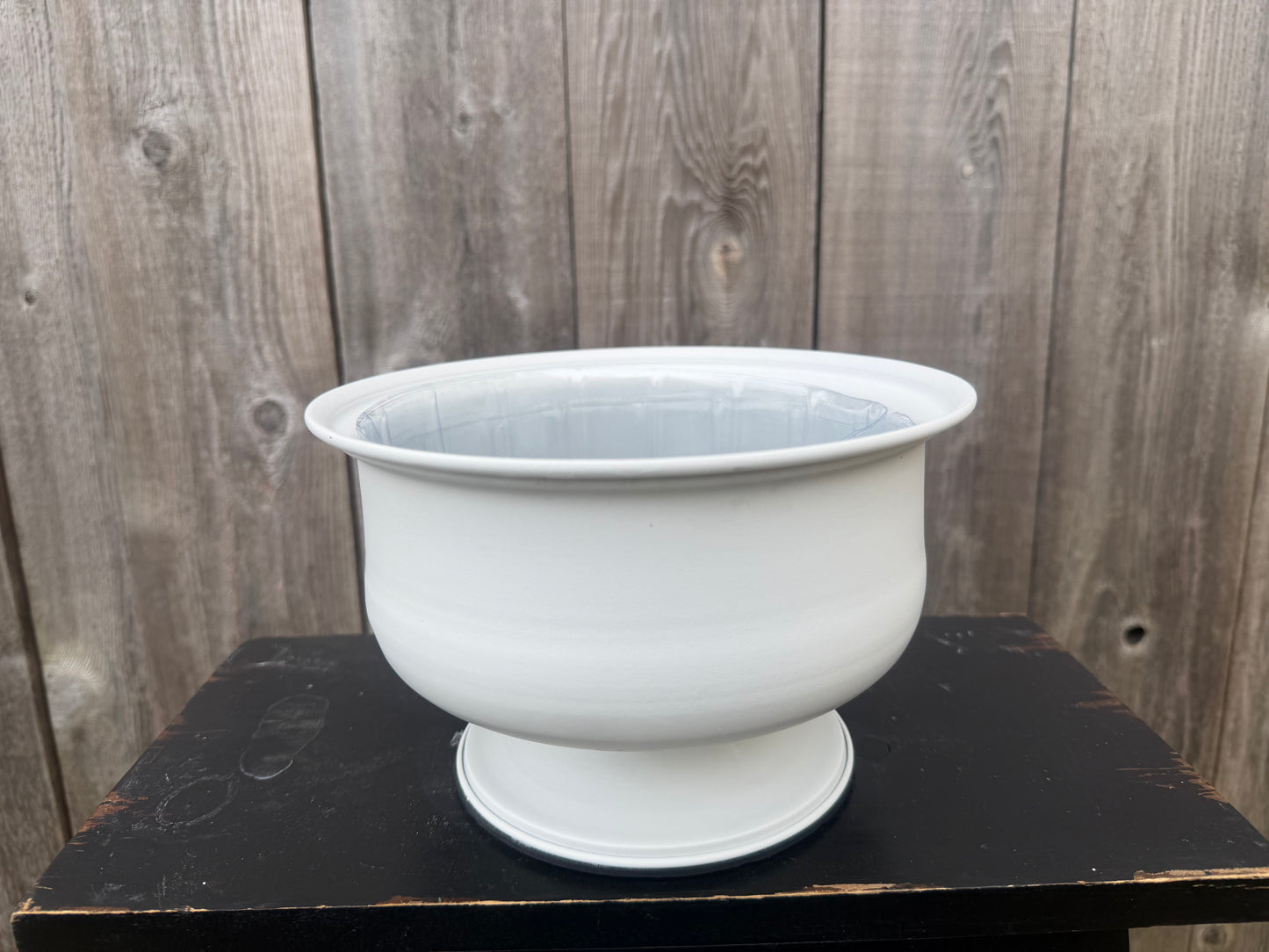 METAL URN WITH BASE- WHITE   8105WH