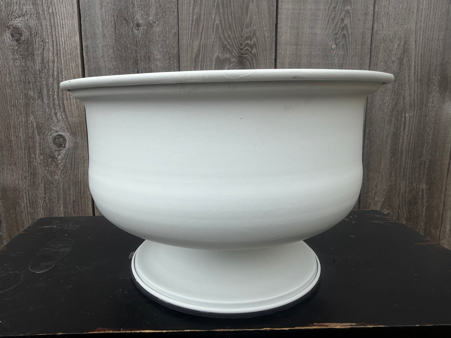 METAL URN WITH BASE- WHITE   8105WH