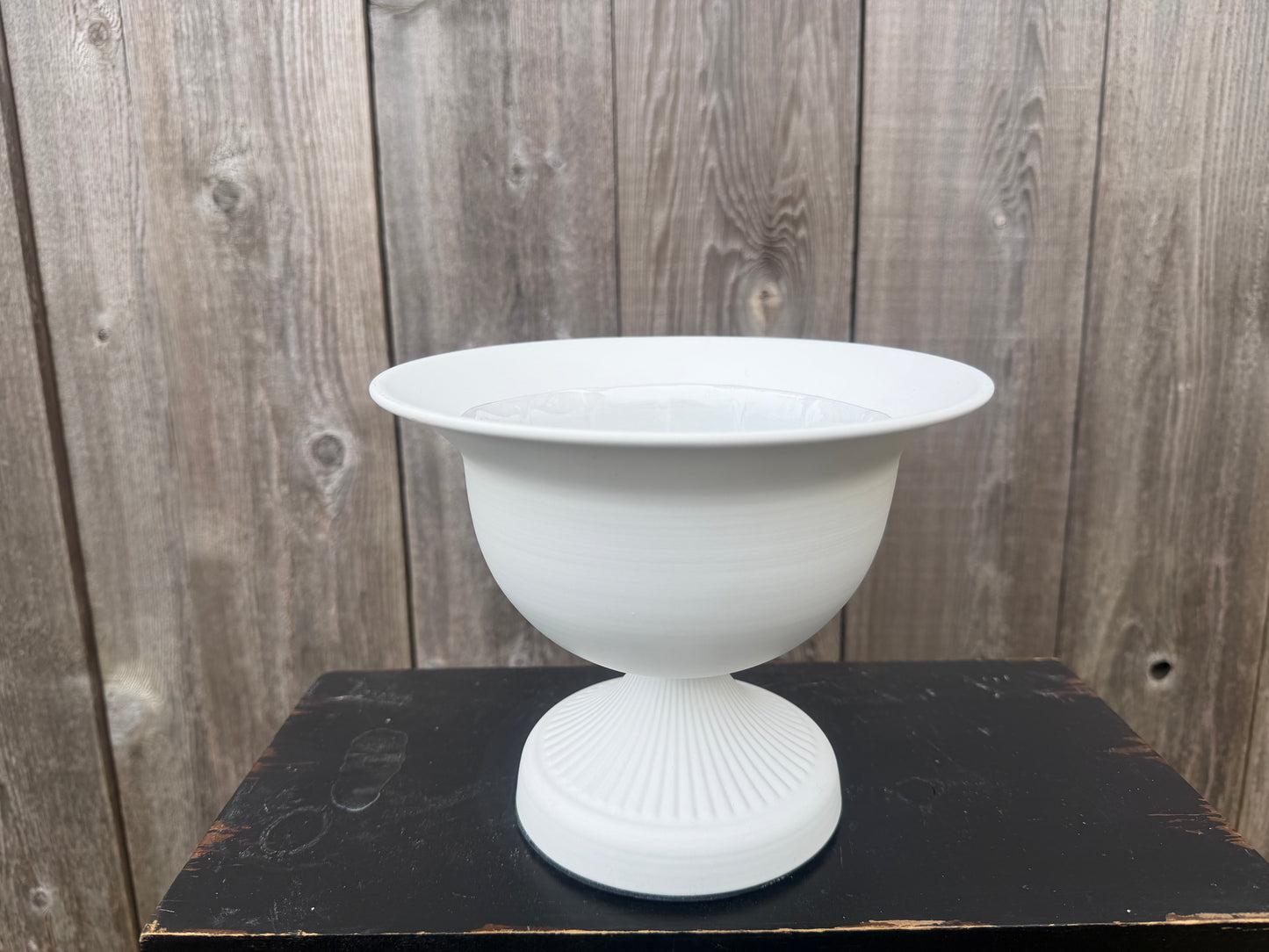 METAL URN WHITE   8980WH