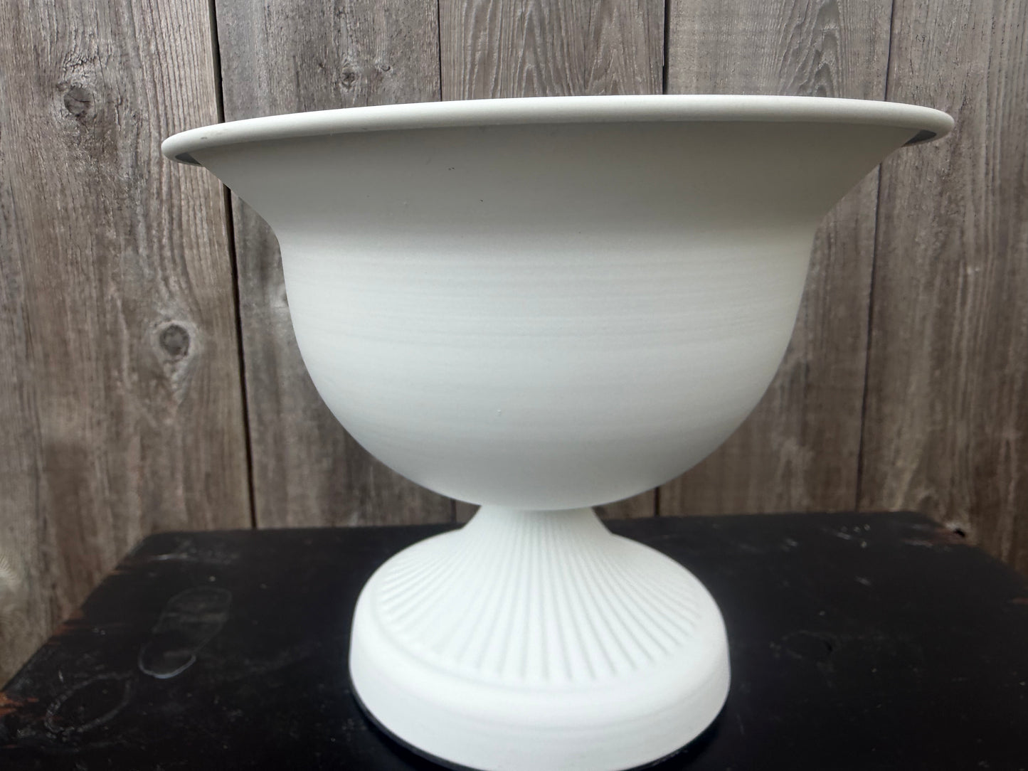 METAL URN WHITE   8980WH