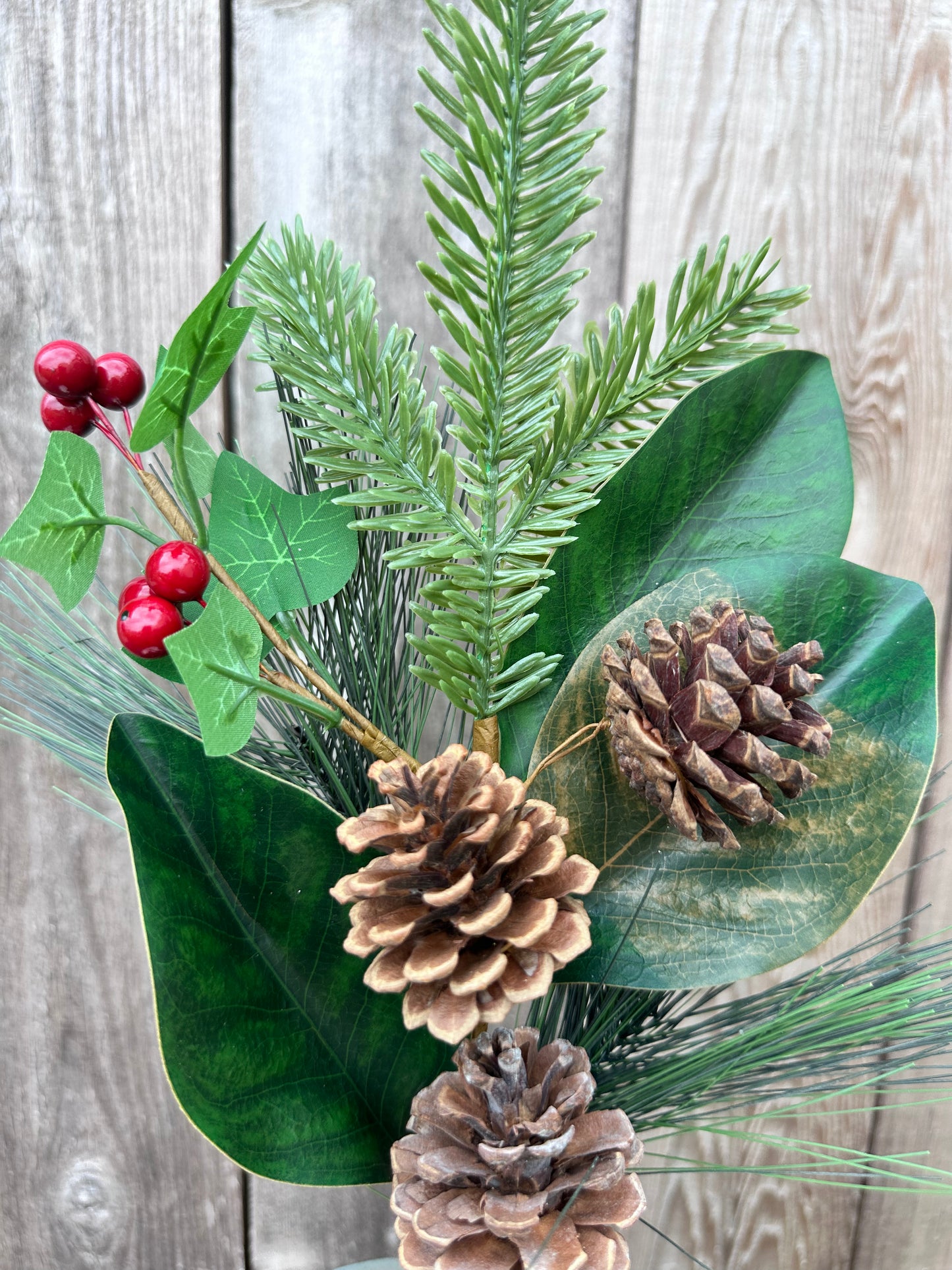 PICK W/ MAGNOLIA LEAVES, PINE, PINECONE, BERRY   WF662-GRN