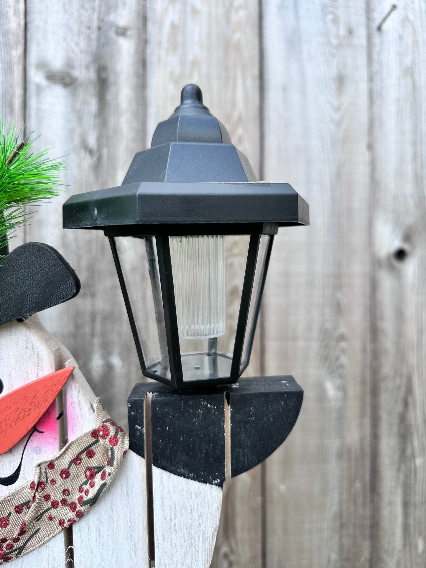 WOOD SNOWMAN HOLDING LANTERN W/ PINE TREE  2542940