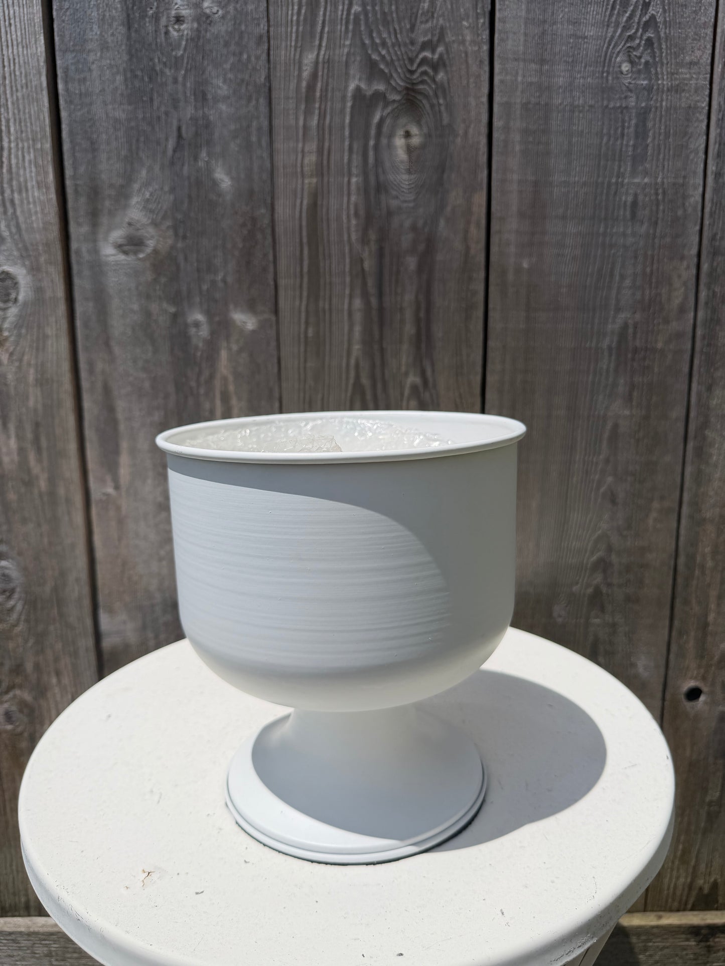 METAL PLANTER WITH BASE LG WHITE   8432WH
