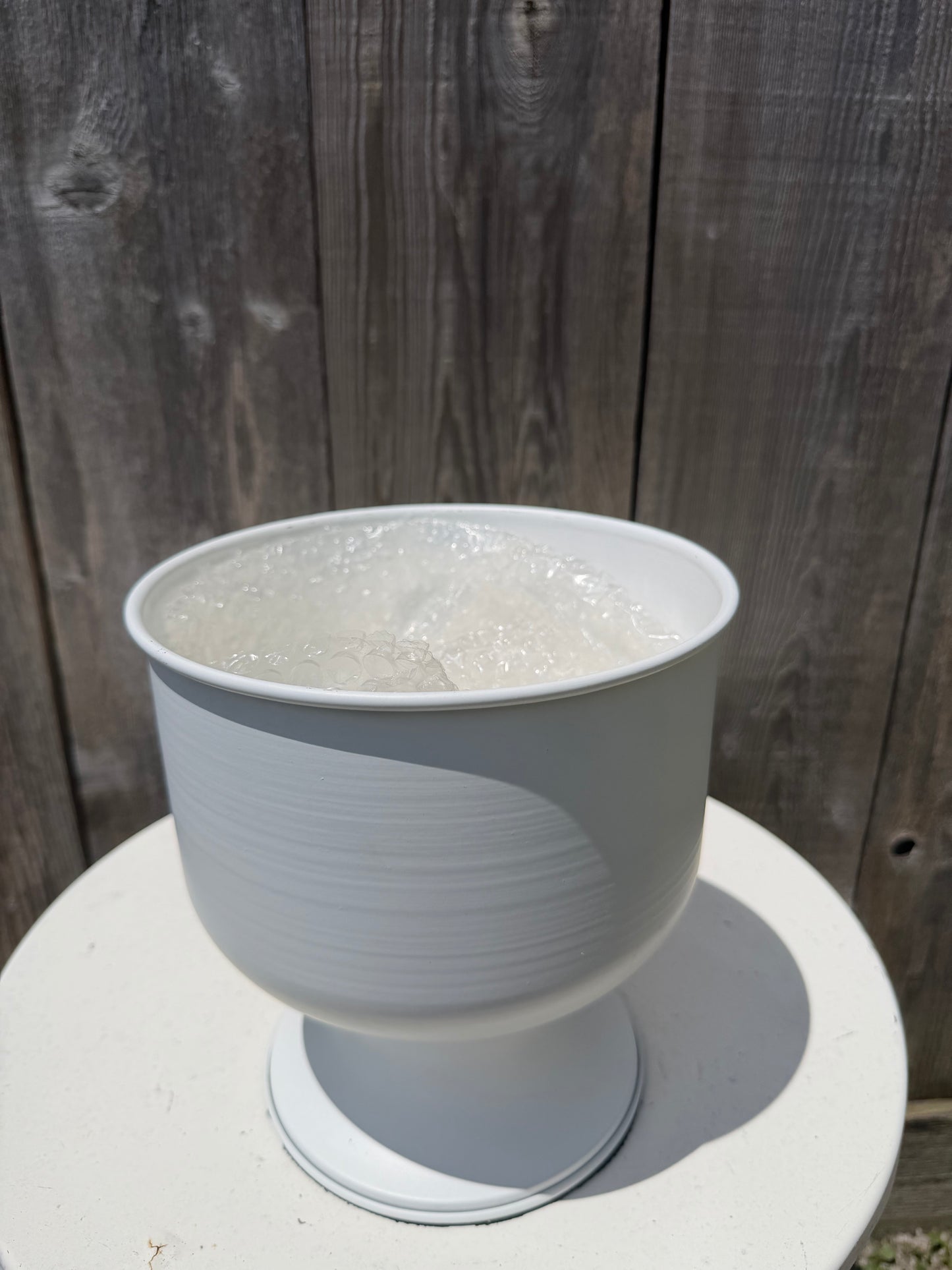 METAL PLANTER WITH BASE LG WHITE   8432WH