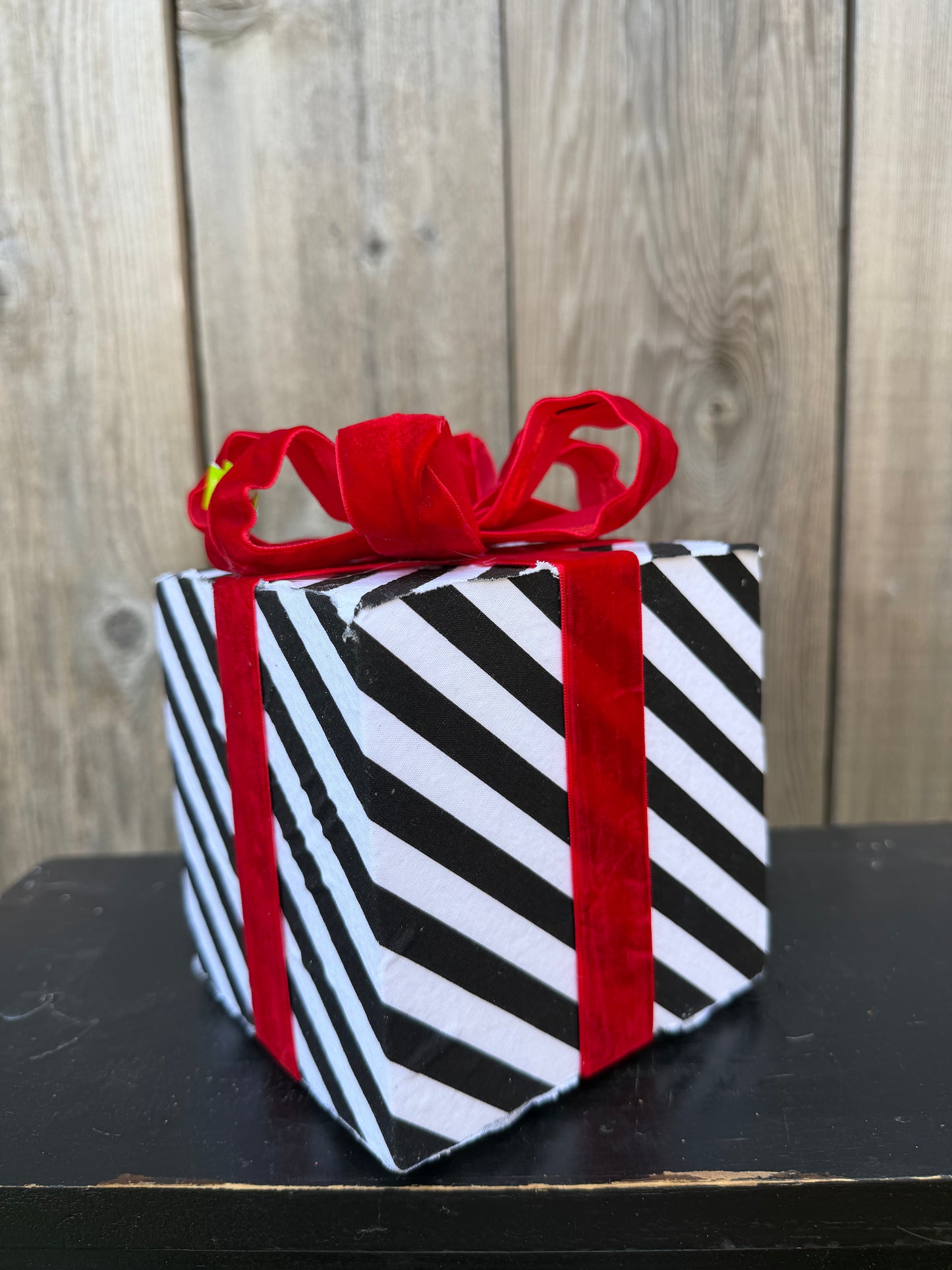 Decor Stripe Giftbox    86302BKWT
