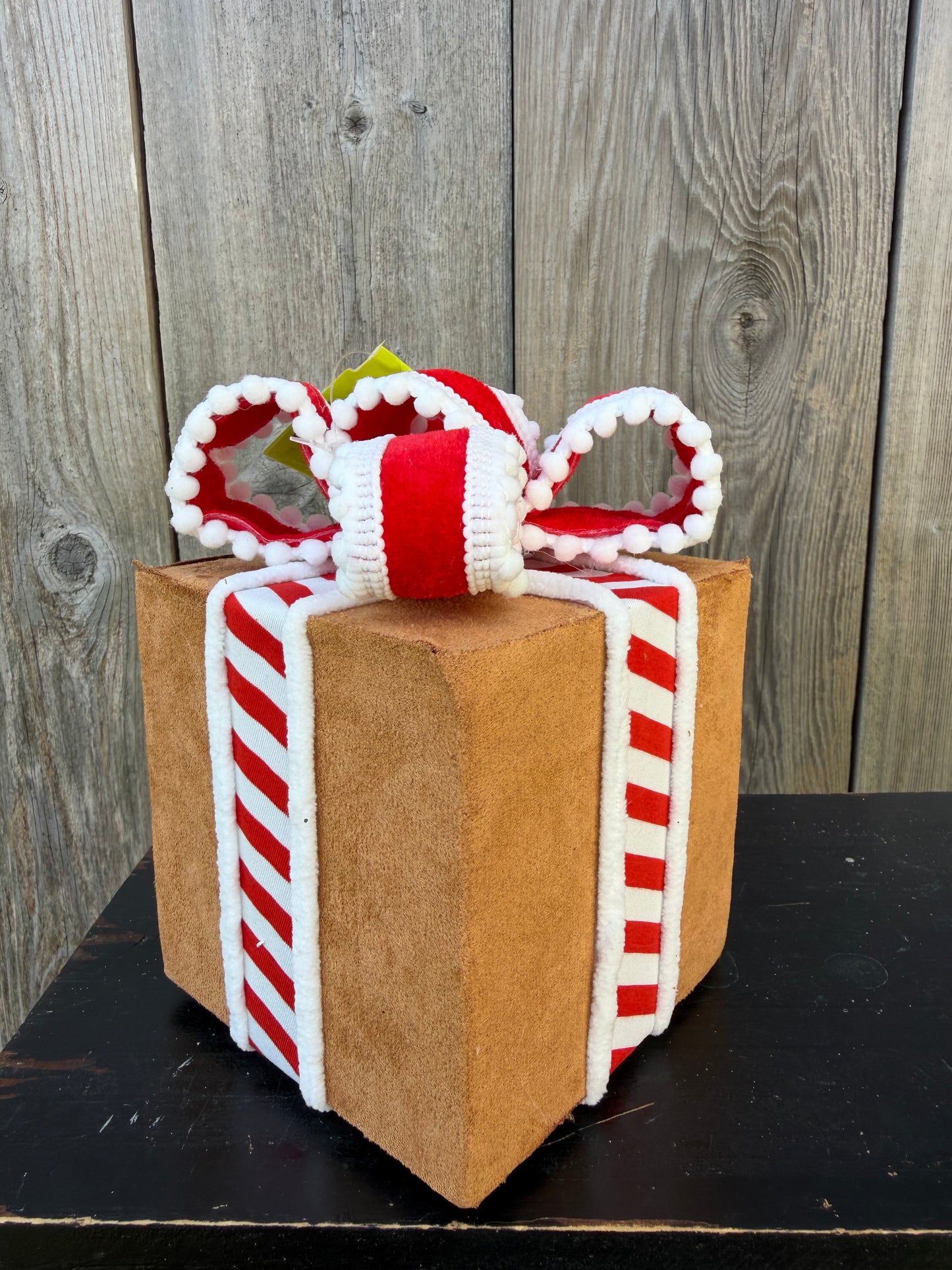 Decor Gingerbread Gift Box Small   86695RDWTBN