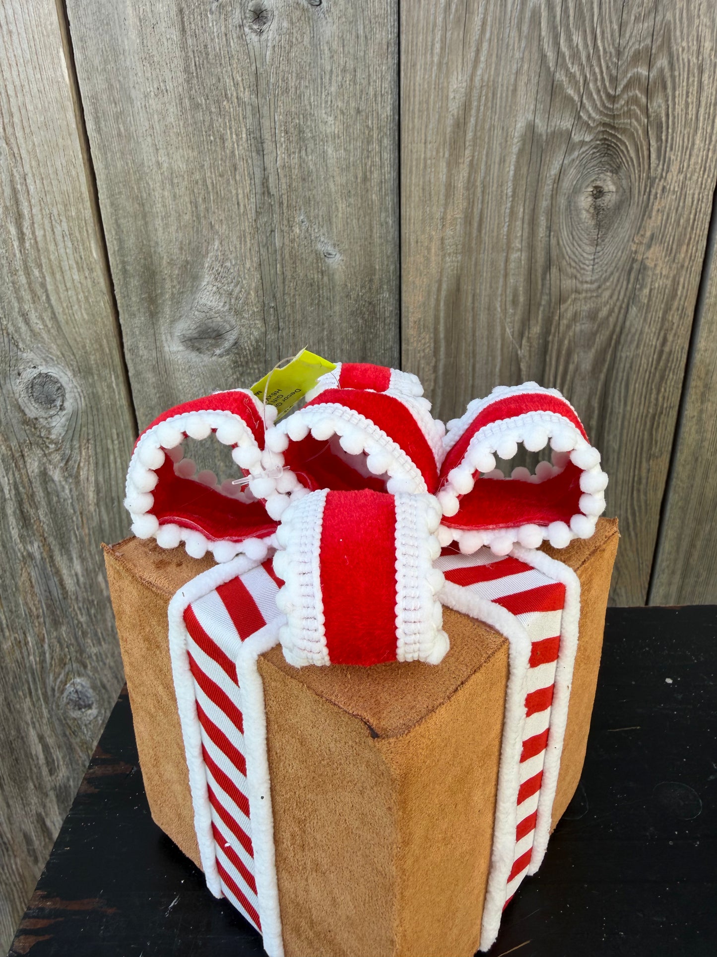 Decor Gingerbread Gift Box Small   86695RDWTBN