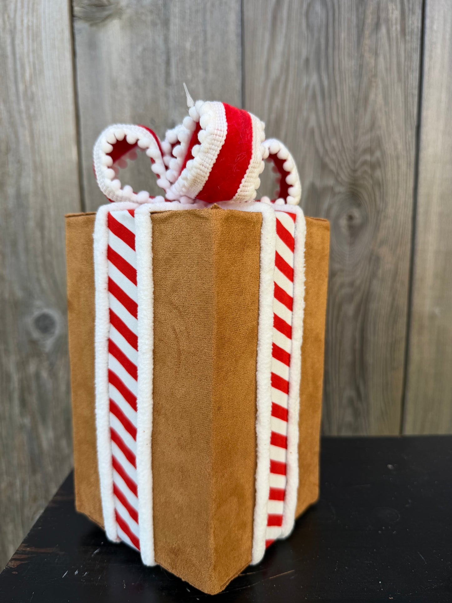 Decor Gingerbread Gift Box Lg   86694RDWTBN