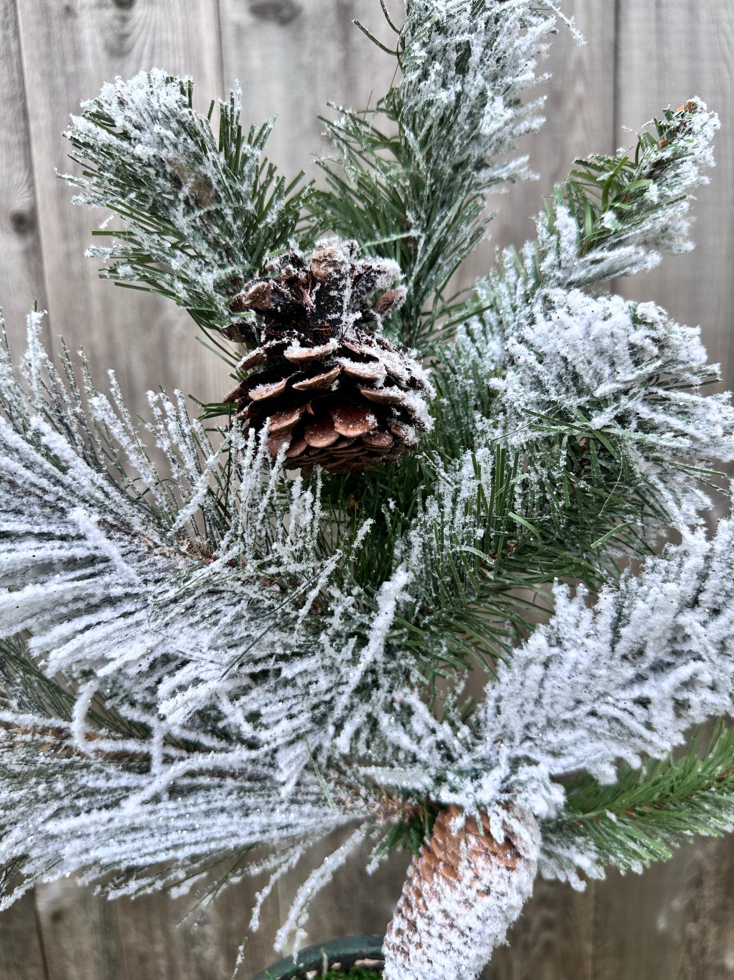 FROSTED HOLIDAY PINE SPRAY W/ PINECONES   CVS024