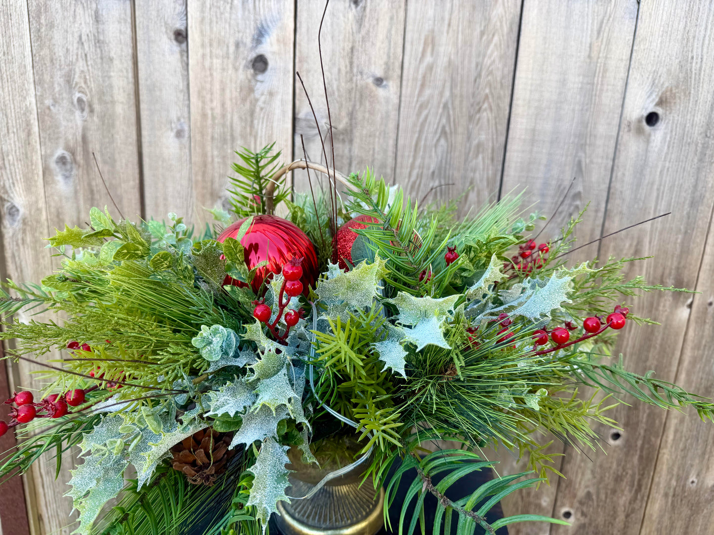 LITGHTED CHRISTMAS CENTERPIECE