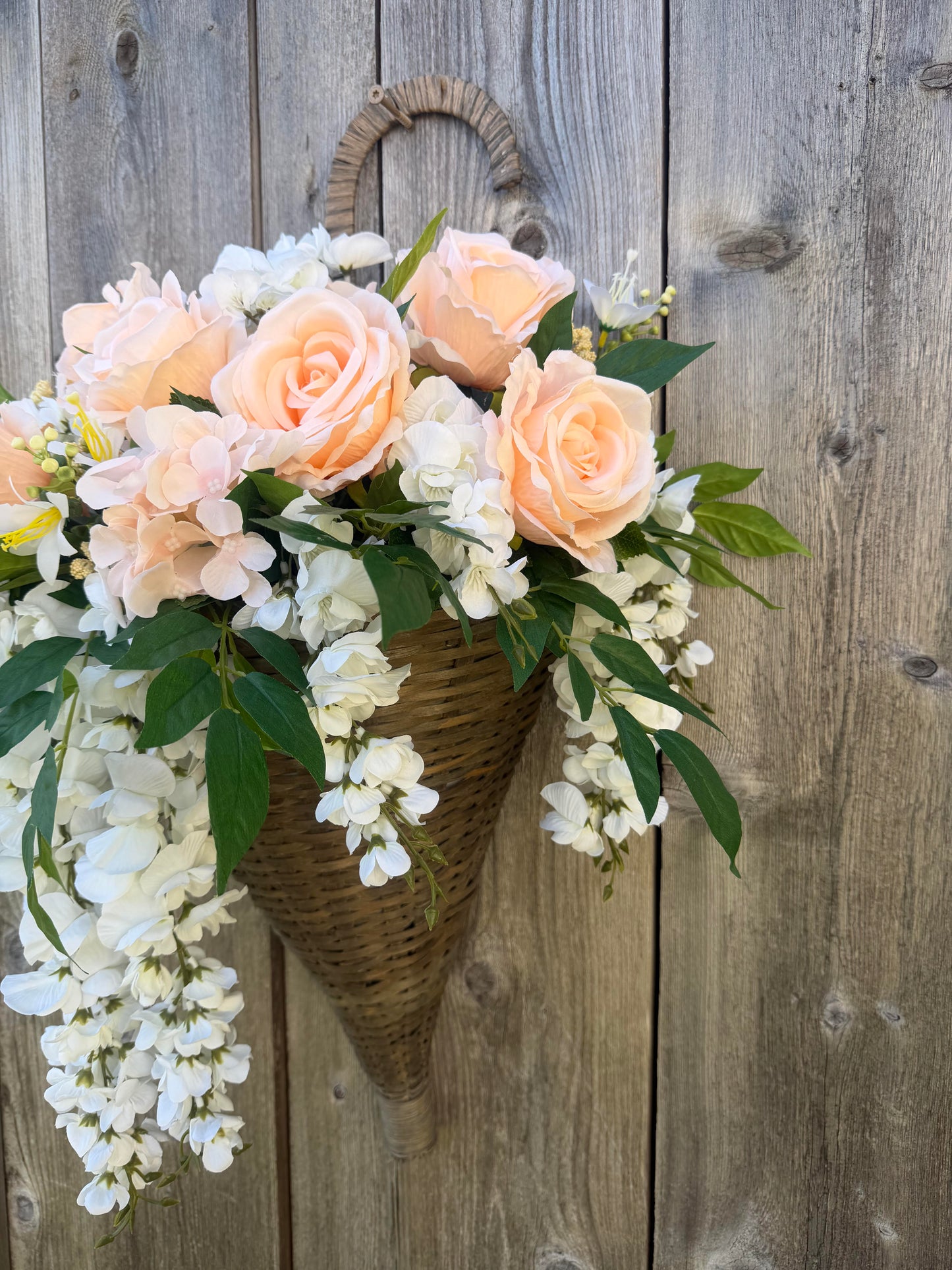 UMBRELLA WISTERIA WALL BASKET