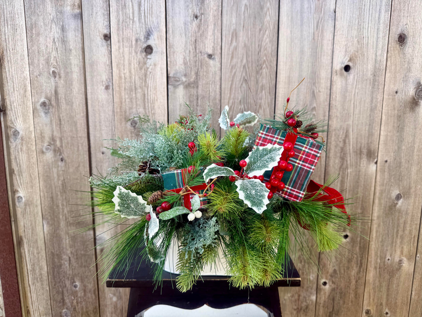 CHRISTMAS CENTERPIECE WITH GIFT ATTACHMENTS