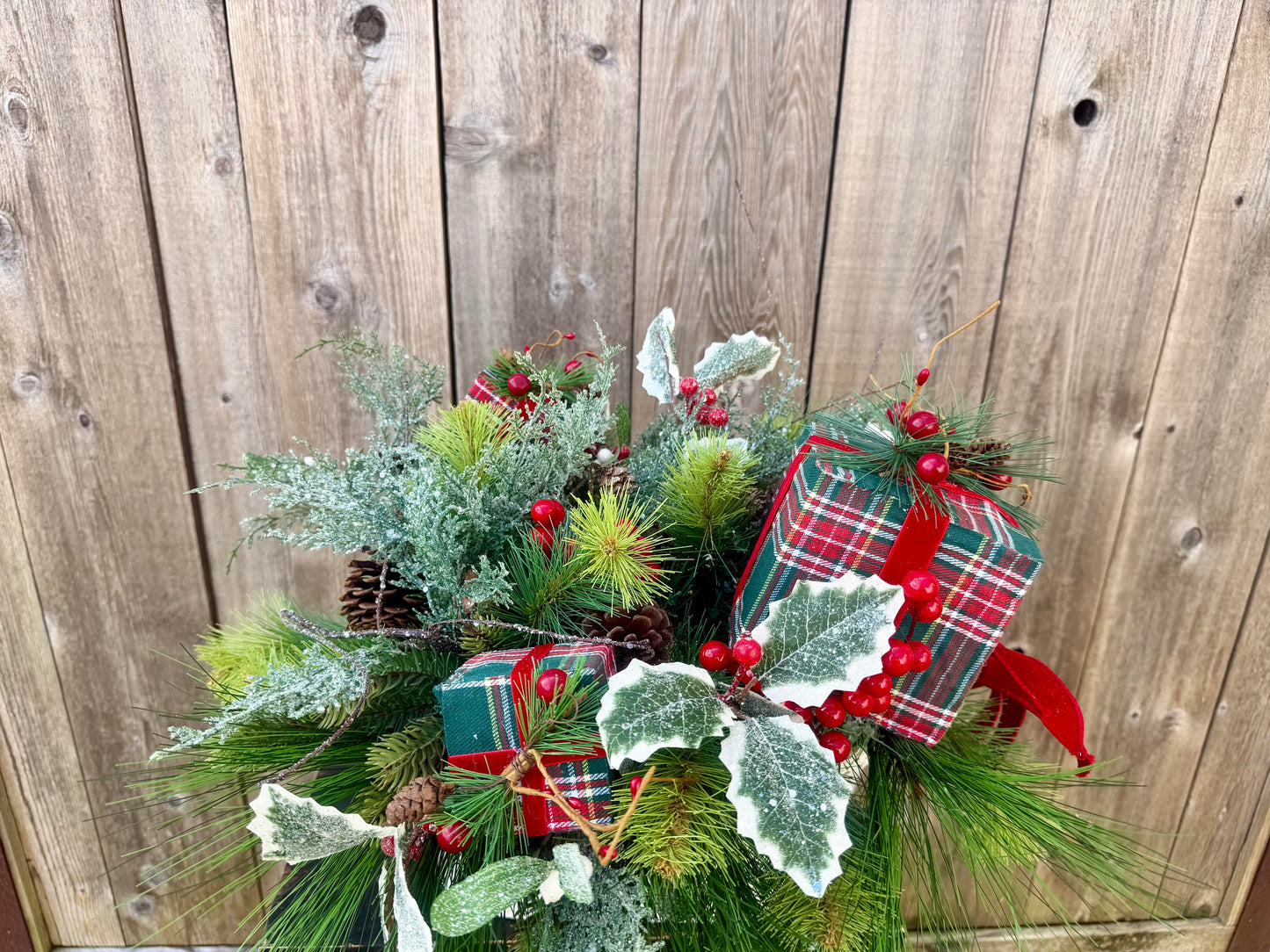 CHRISTMAS CENTERPIECE WITH GIFT ATTACHMENTS