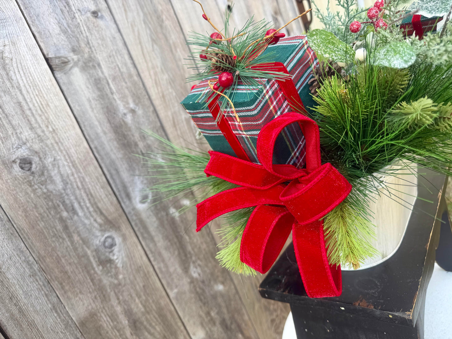 CHRISTMAS CENTERPIECE WITH GIFT ATTACHMENTS