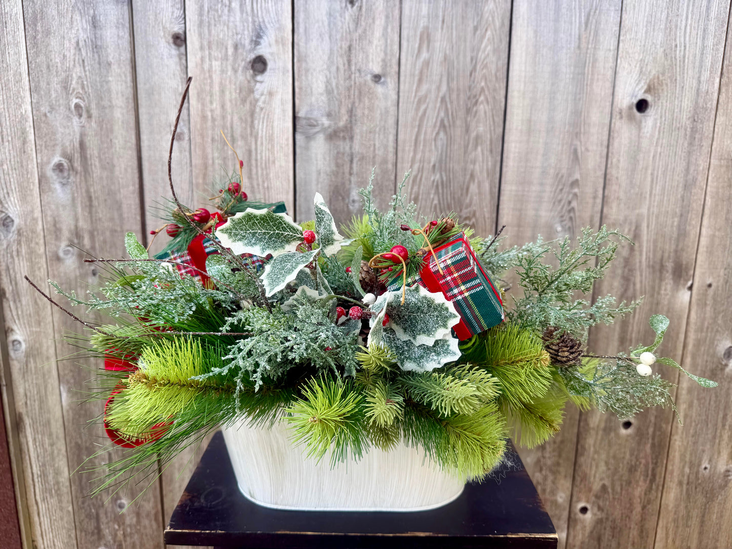 CHRISTMAS CENTERPIECE WITH GIFT ATTACHMENTS