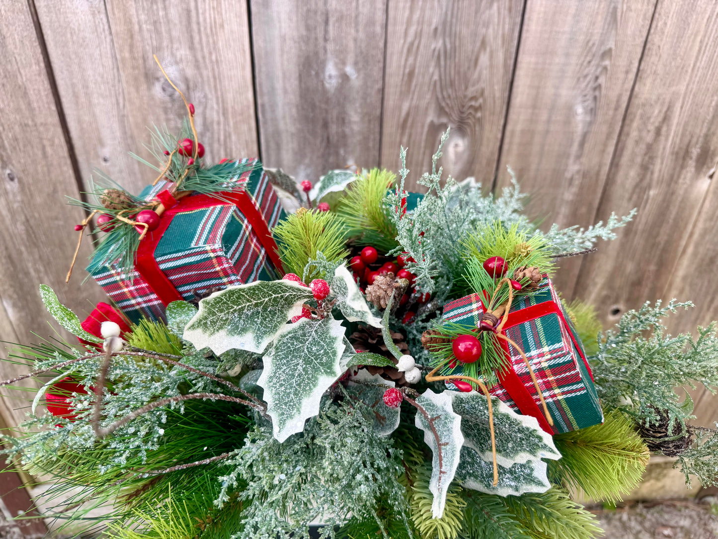 CHRISTMAS CENTERPIECE WITH GIFT ATTACHMENTS