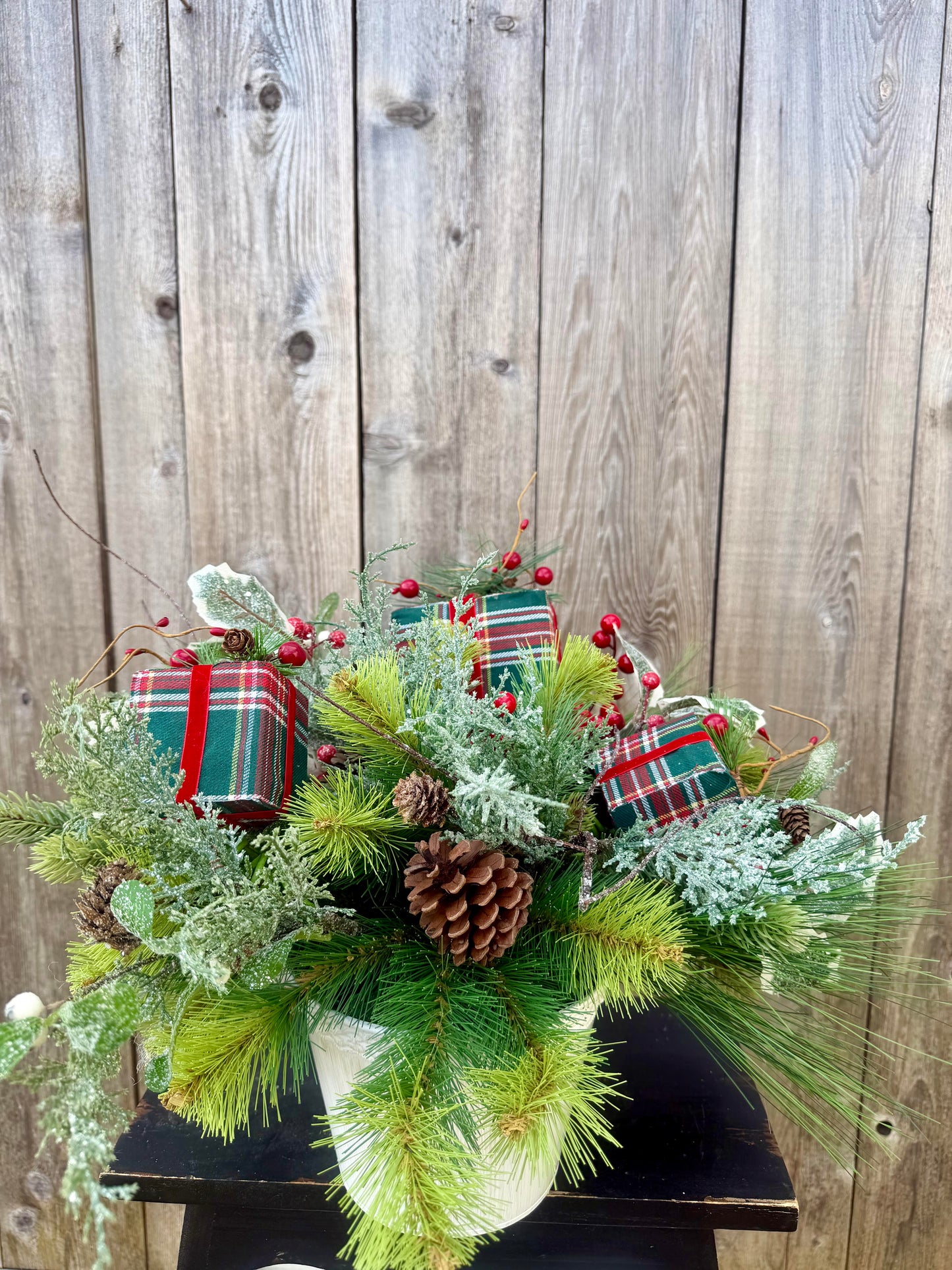 CHRISTMAS CENTERPIECE WITH GIFT ATTACHMENTS