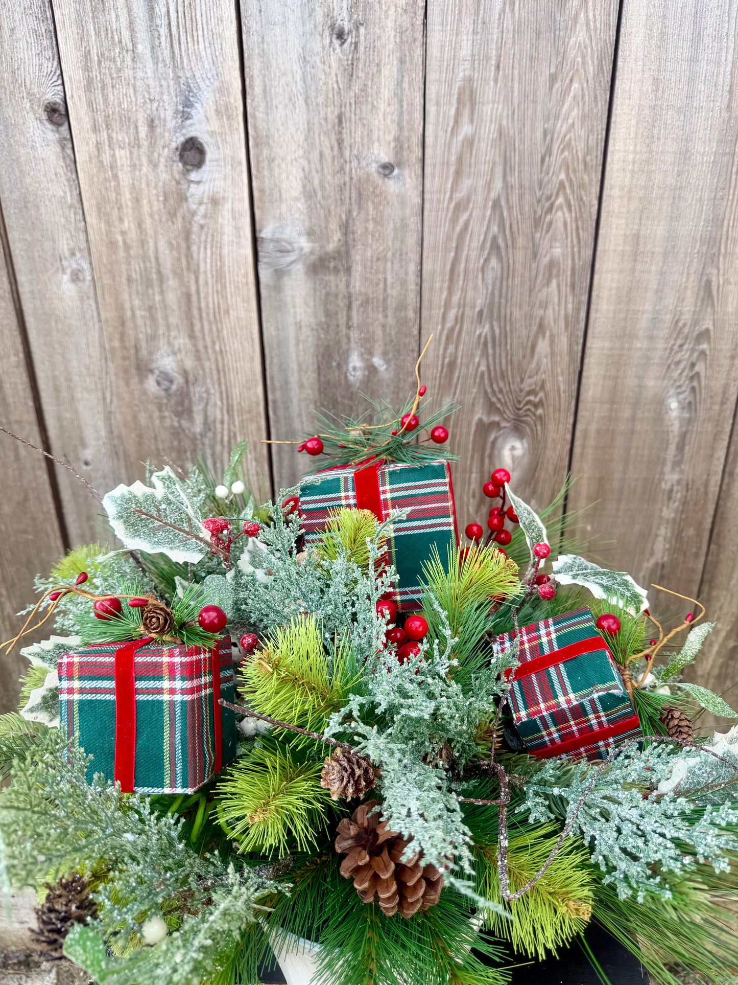 CHRISTMAS CENTERPIECE WITH GIFT ATTACHMENTS