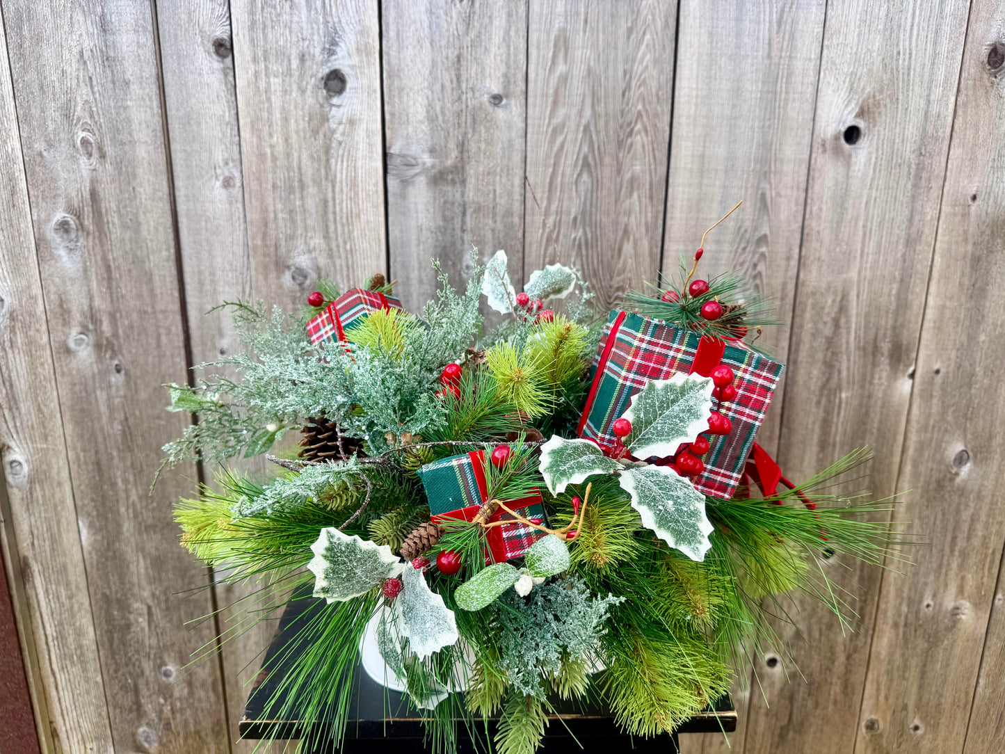 CHRISTMAS CENTERPIECE WITH GIFT ATTACHMENTS
