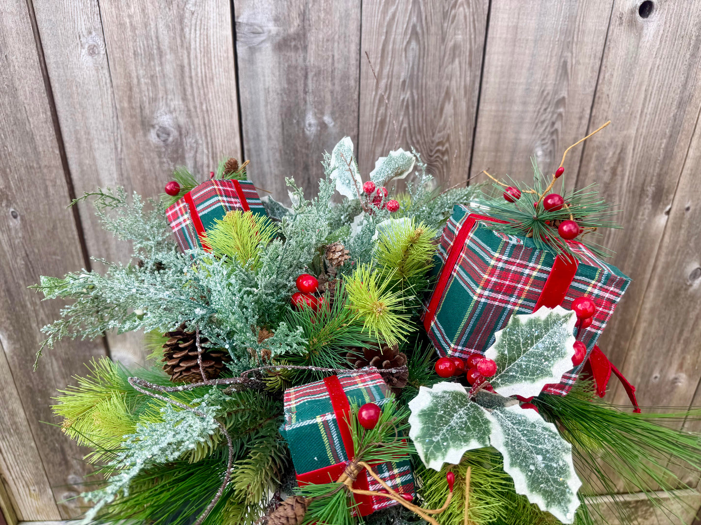 CHRISTMAS CENTERPIECE WITH GIFT ATTACHMENTS