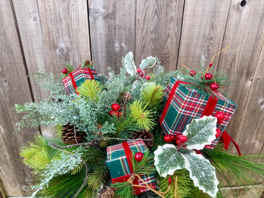 CHRISTMAS CENTERPIECE WITH GIFT ATTACHMENTS