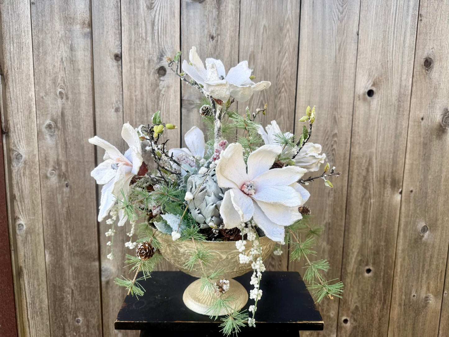 FROSTED MAGNOLIA CENTERPIECE