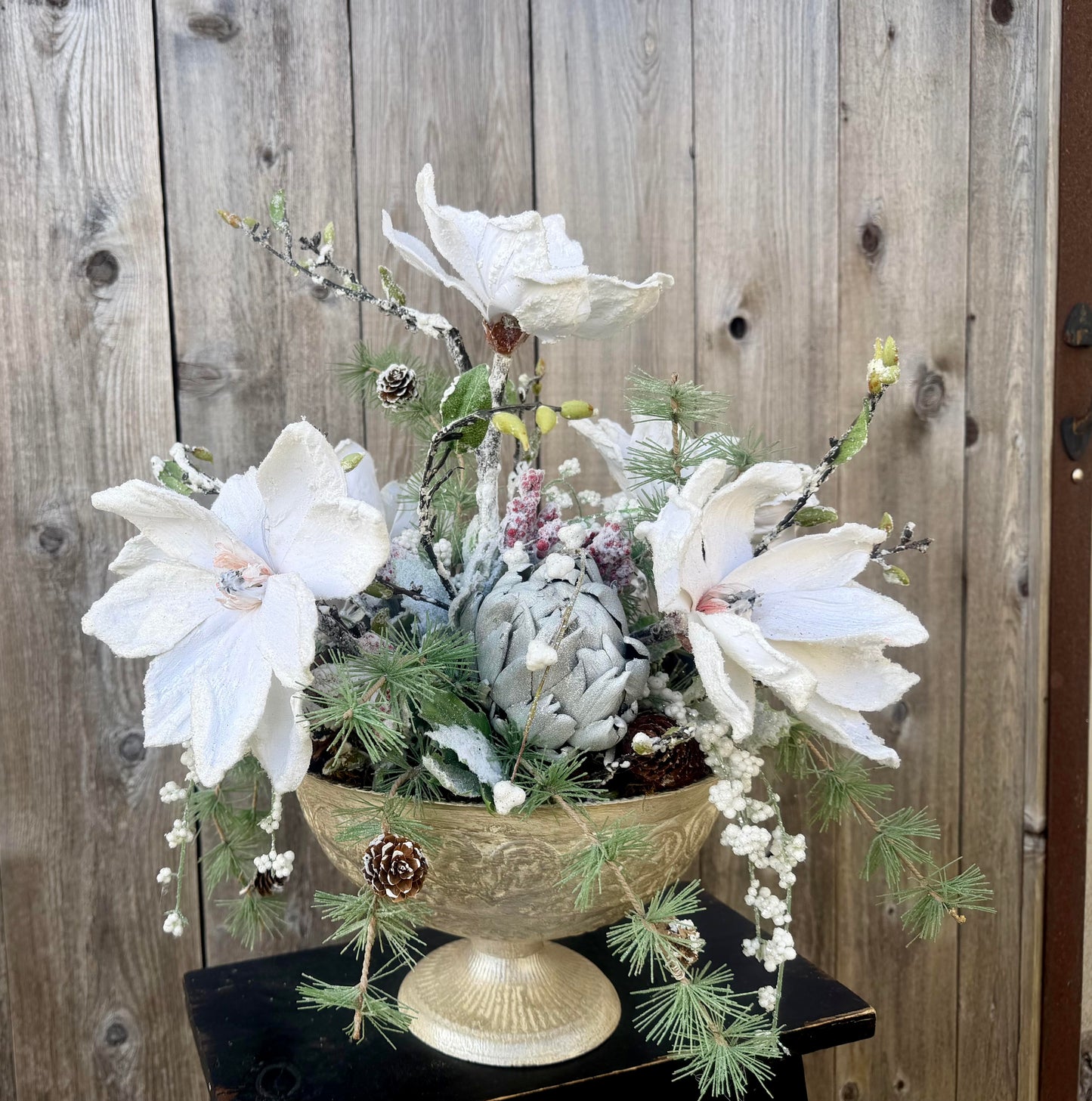 FROSTED MAGNOLIA CENTERPIECE