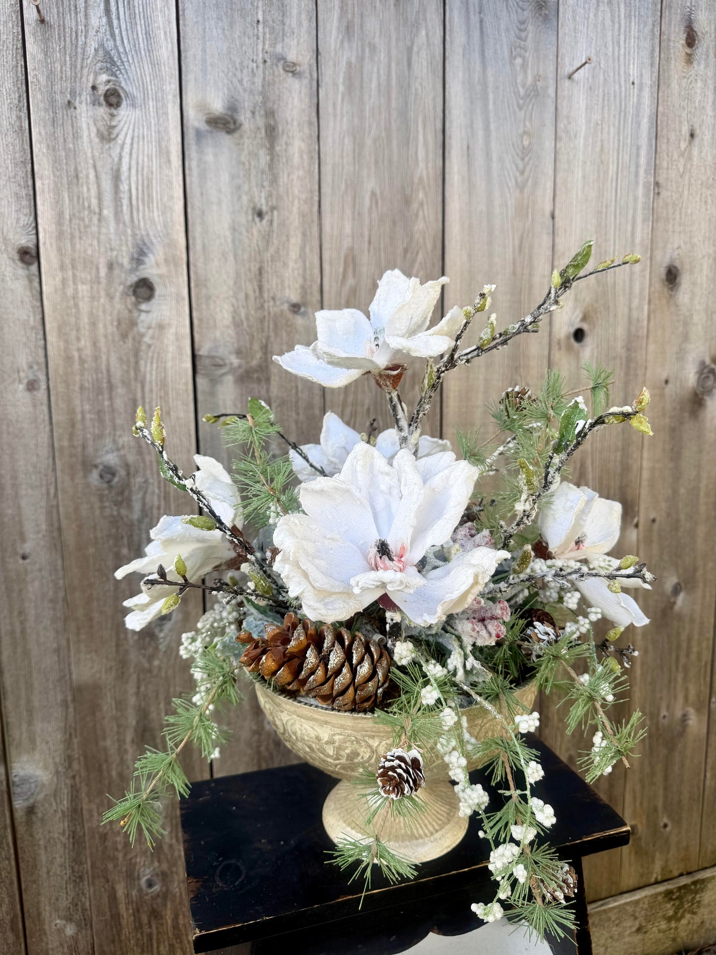 FROSTED MAGNOLIA CENTERPIECE