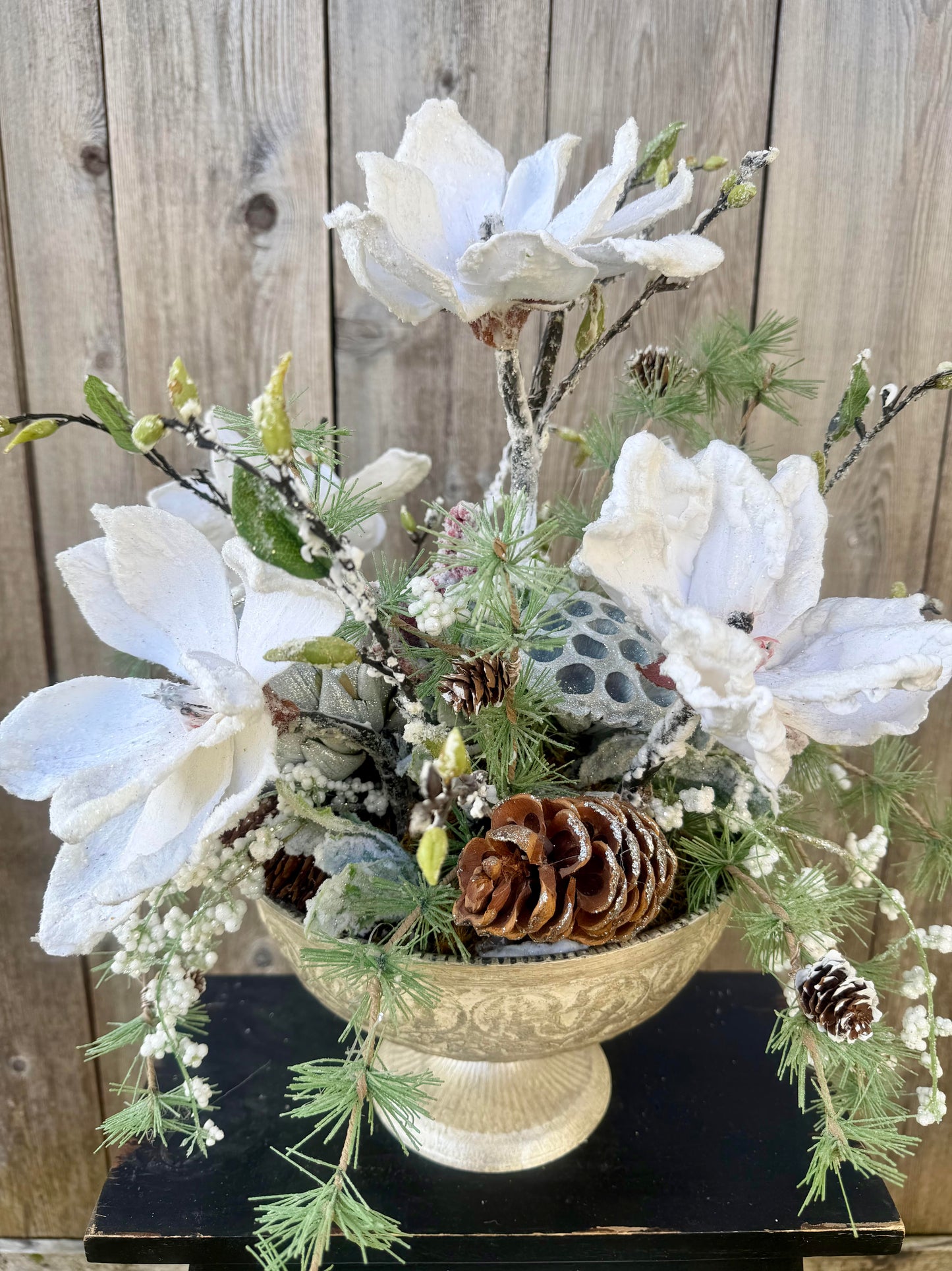 FROSTED MAGNOLIA CENTERPIECE