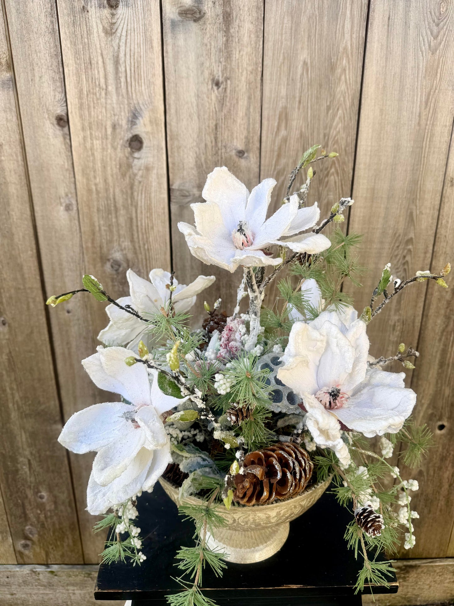 FROSTED MAGNOLIA CENTERPIECE