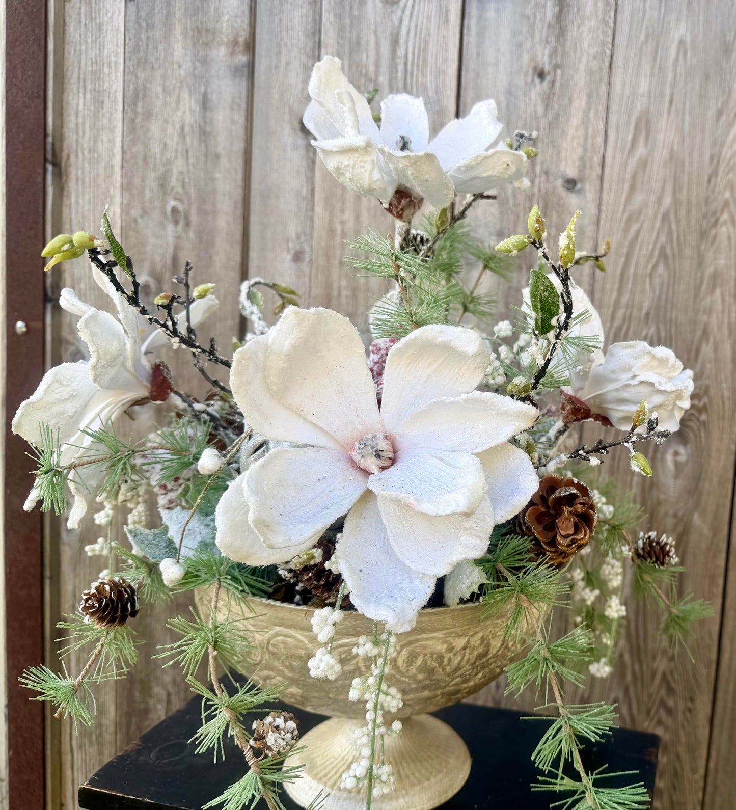 FROSTED MAGNOLIA CENTERPIECE