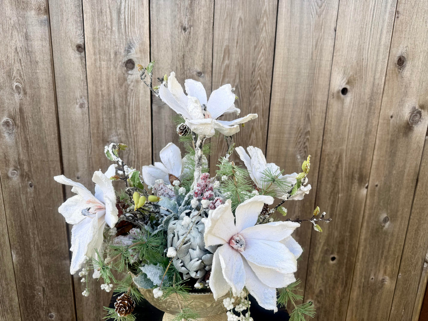 FROSTED MAGNOLIA CENTERPIECE
