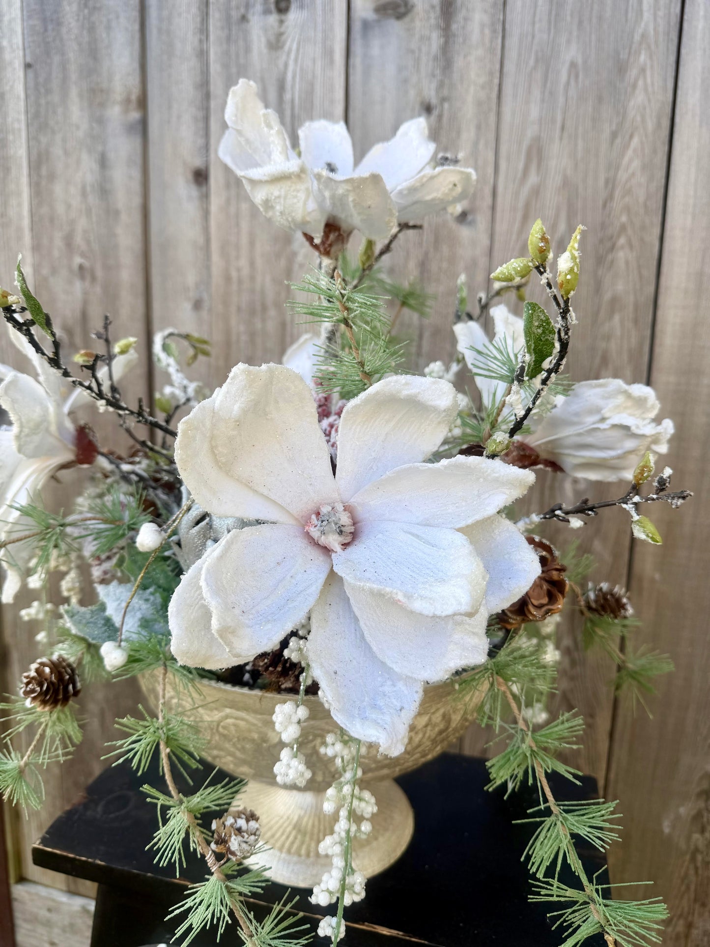 FROSTED MAGNOLIA CENTERPIECE