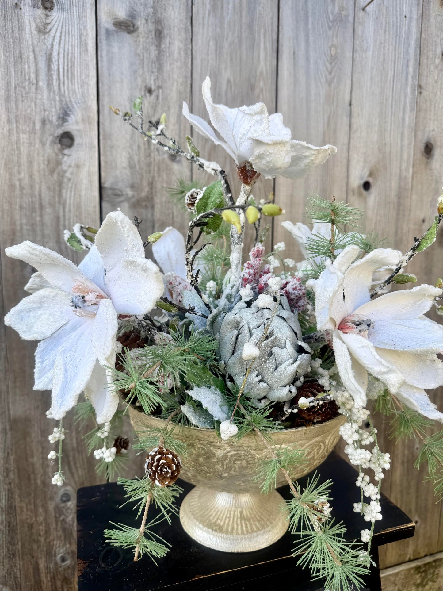 FROSTED MAGNOLIA CENTERPIECE