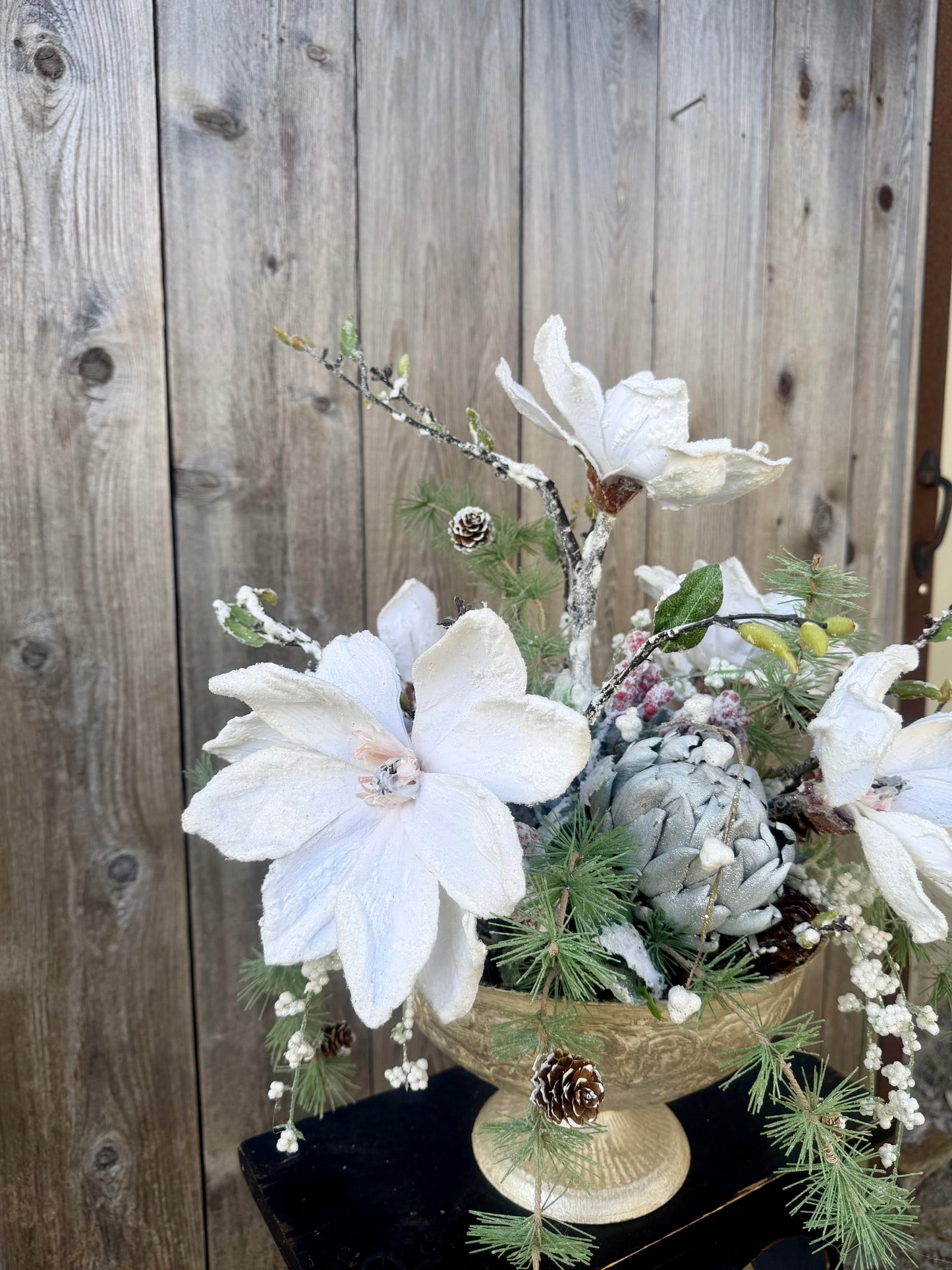 FROSTED MAGNOLIA CENTERPIECE