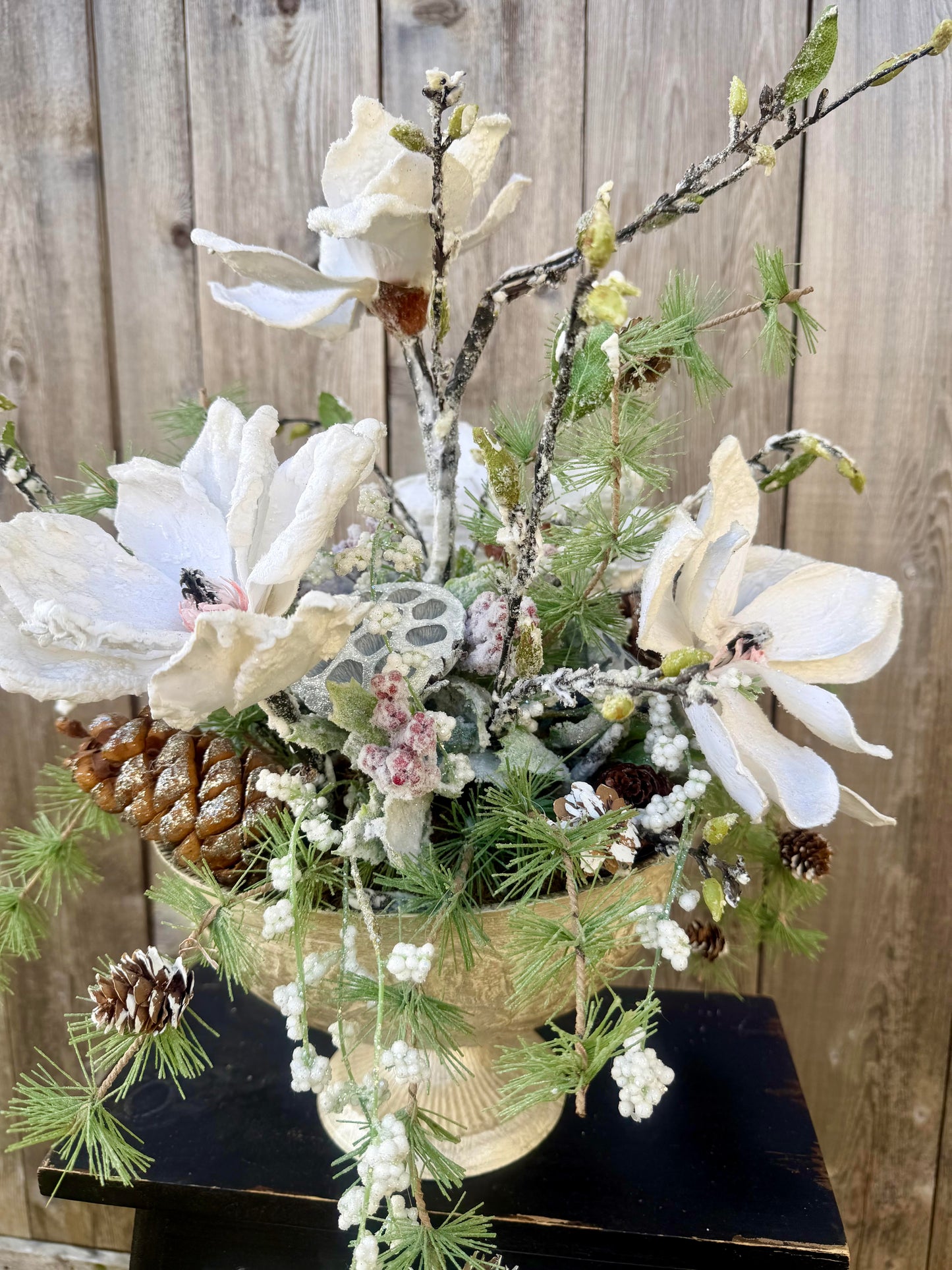 FROSTED MAGNOLIA CENTERPIECE