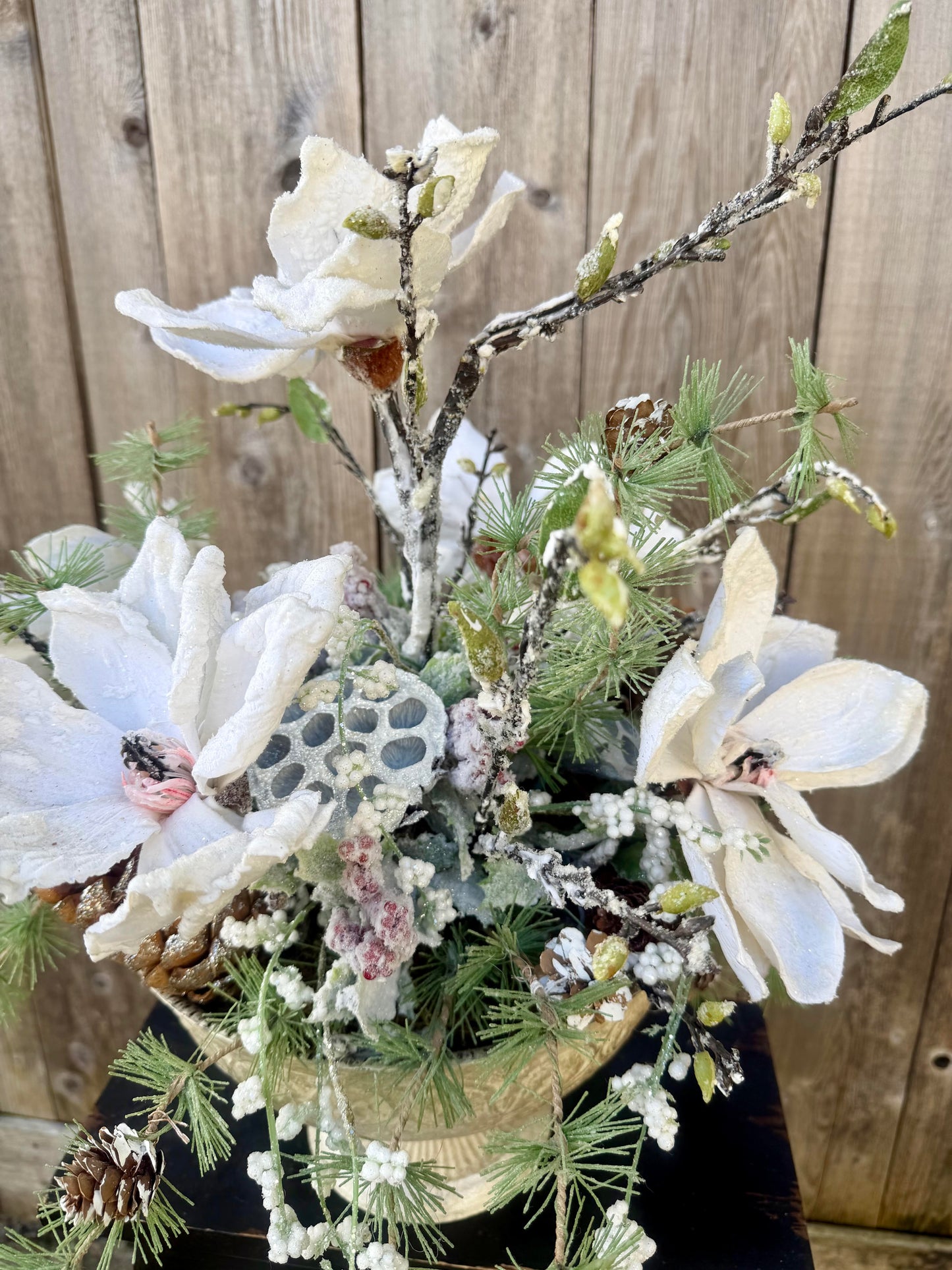 FROSTED MAGNOLIA CENTERPIECE